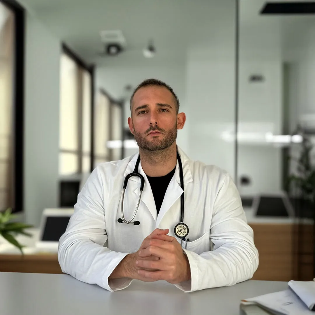 Retrato profesional del Dr. Adrián Alcántara Capitán en consulta médica