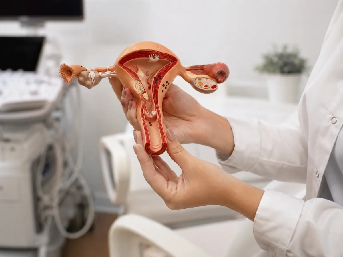 Ginecóloga explica procedimiento de salpingoclasia a paciente en consultorio médico en Tijuana