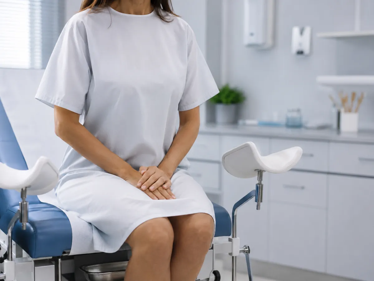 Mujer en consultorio ginecológico de Tijuana recibiendo atención médica profesional por dolor vulvar crónico