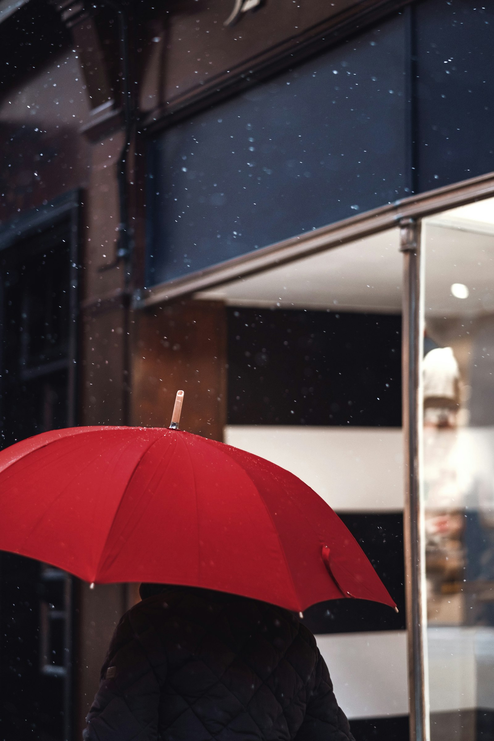 A red umbrella standing out in a gray crowd, symbolizing contractor differentiation