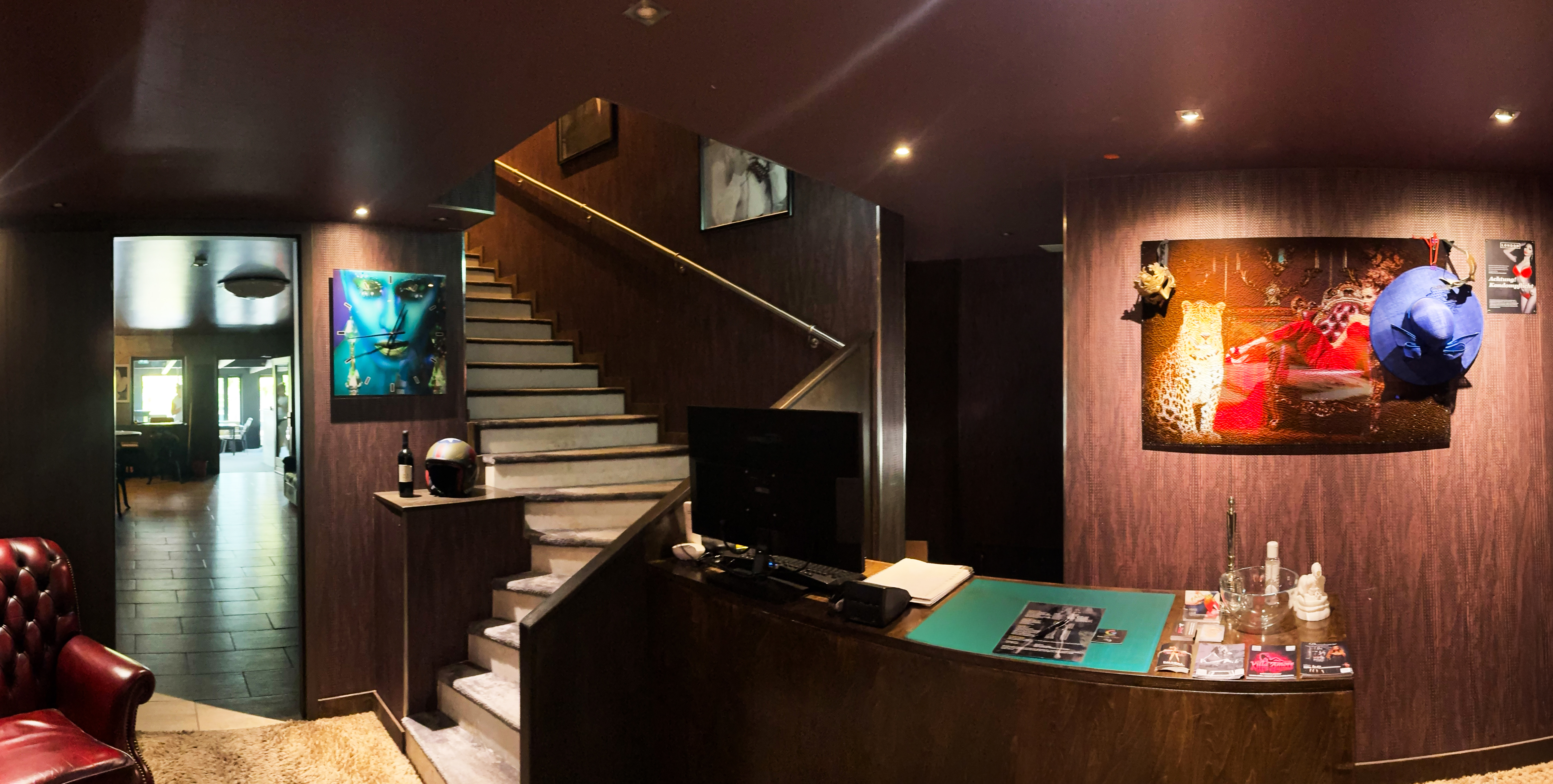 Empfangsbereich der Villa Amore Düsseldorf mit Treppe und stilvollem Interieur
