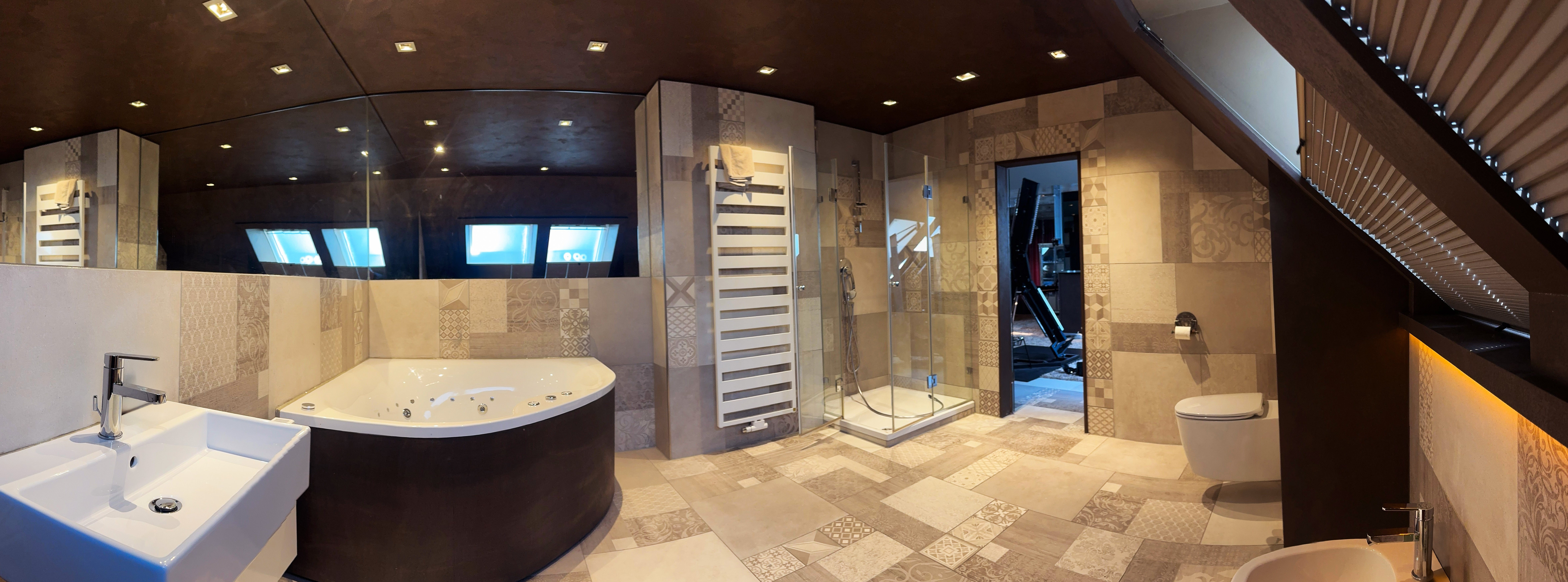 Großzügiges Badezimmer der Villa Amore Düsseldorf mit Whirlpool, Dusche und stilvoller Ausstattung