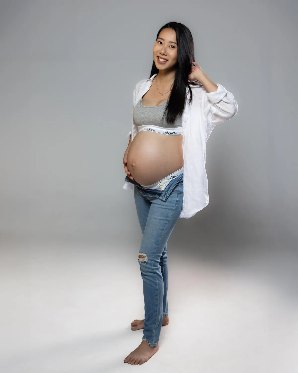 Pregnancy photo shoot in studio Honolulu. 
