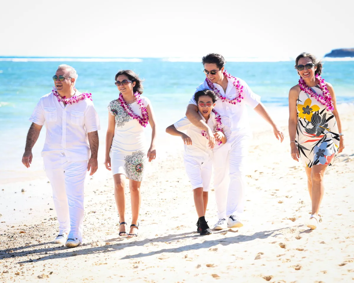 Family portrait photographer in Hawaii.