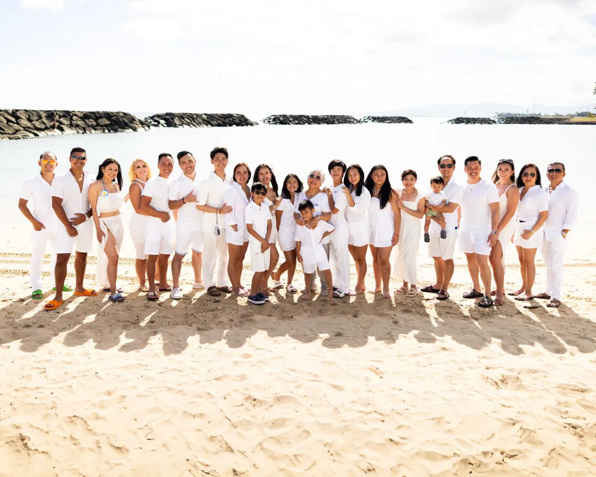 Family portrait photographer in Oahu.