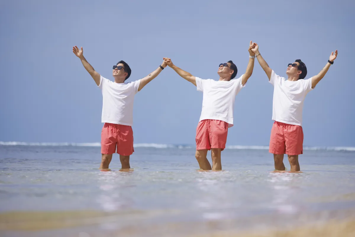 Family Christmas card photo shoot Oahu.