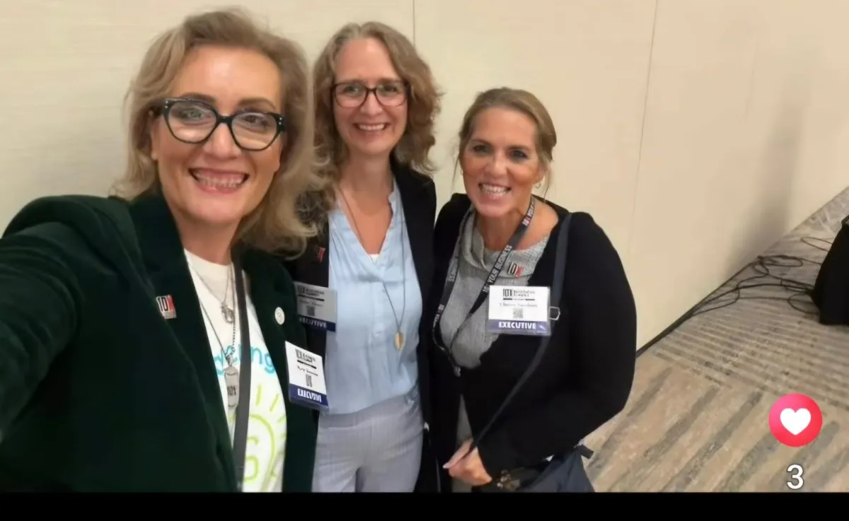 Women in a selfie at a conferance