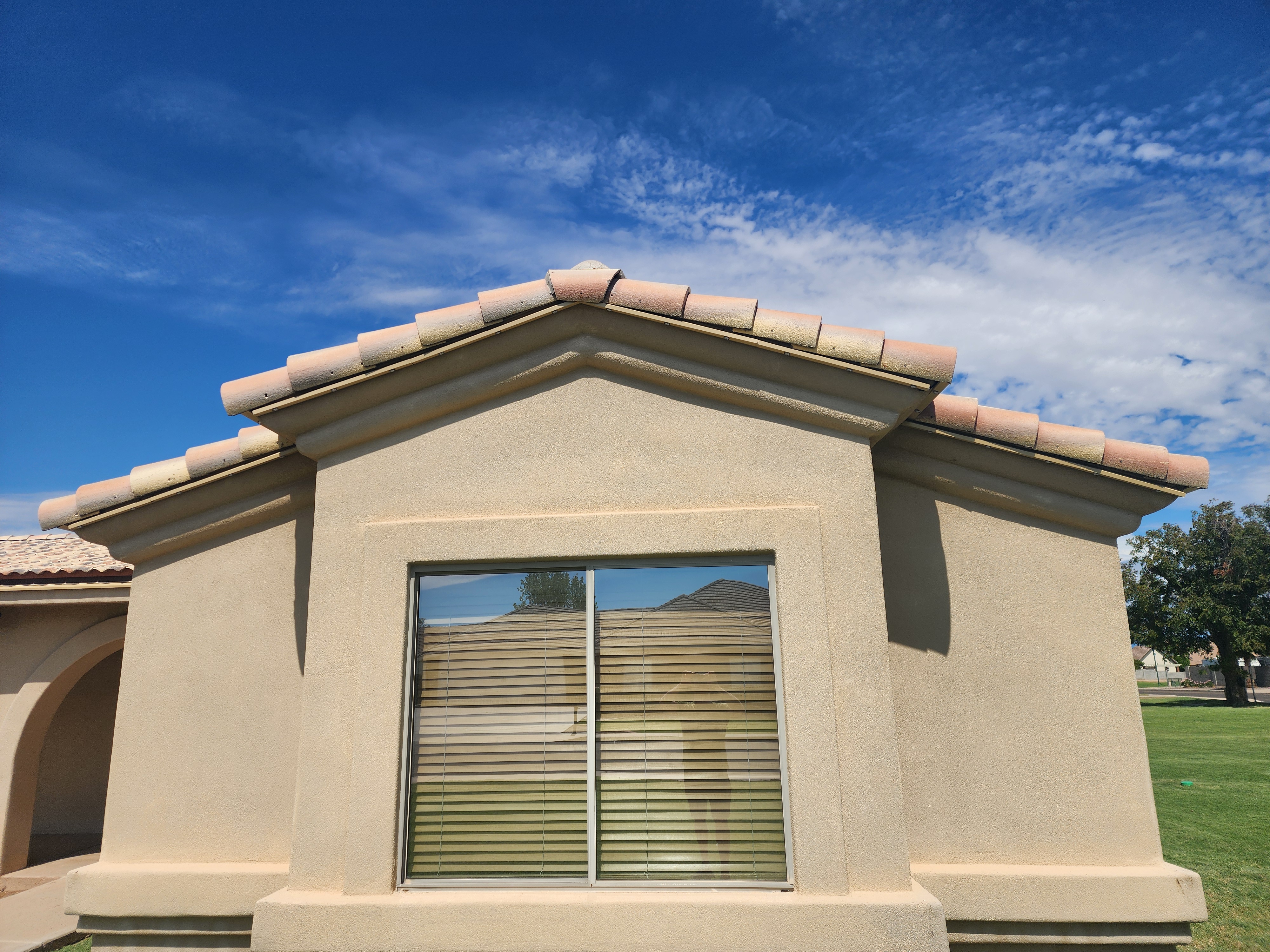 Trim Lighting on Peaked Tile Roof in Phoenix, AZ| Halo Home Lighting