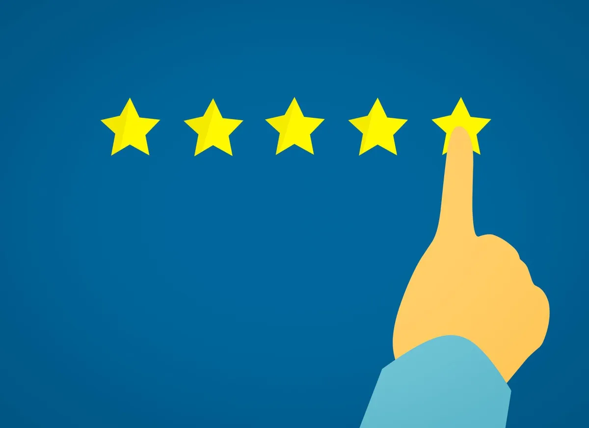Hand pointing to five stars representing a high-quality, qualified lead