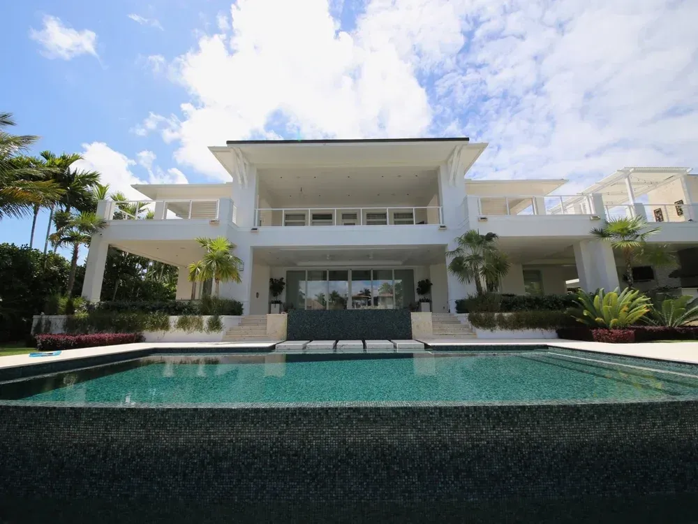 Residential pool and spa maintenance service Miami - crystal clear water pool cleaning by Gables Pool