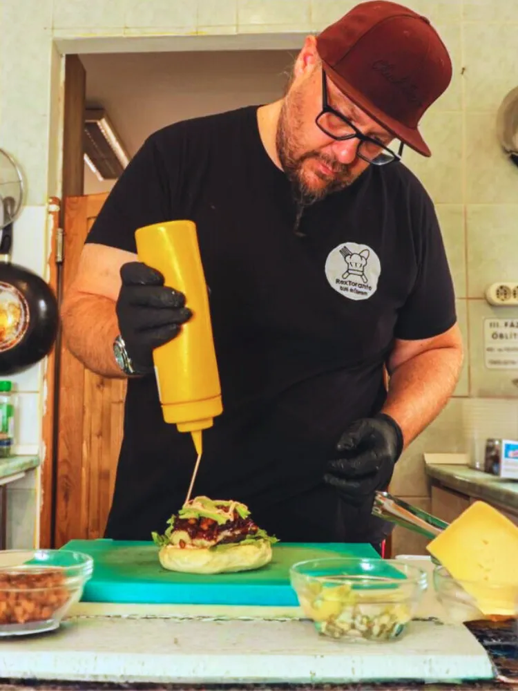 Rextorante konyha séf munka közben