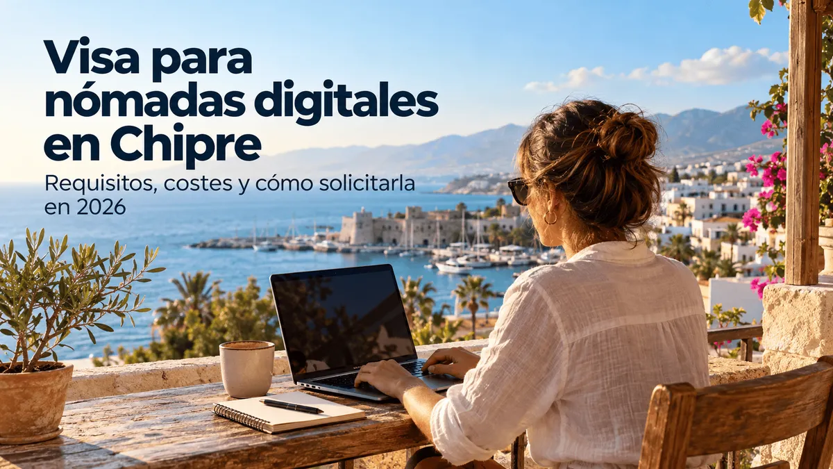 Mujer trabajando en remoto con un portátil frente al Mediterráneo en Chipre. Portada sobre la visa para nómadas digitales.