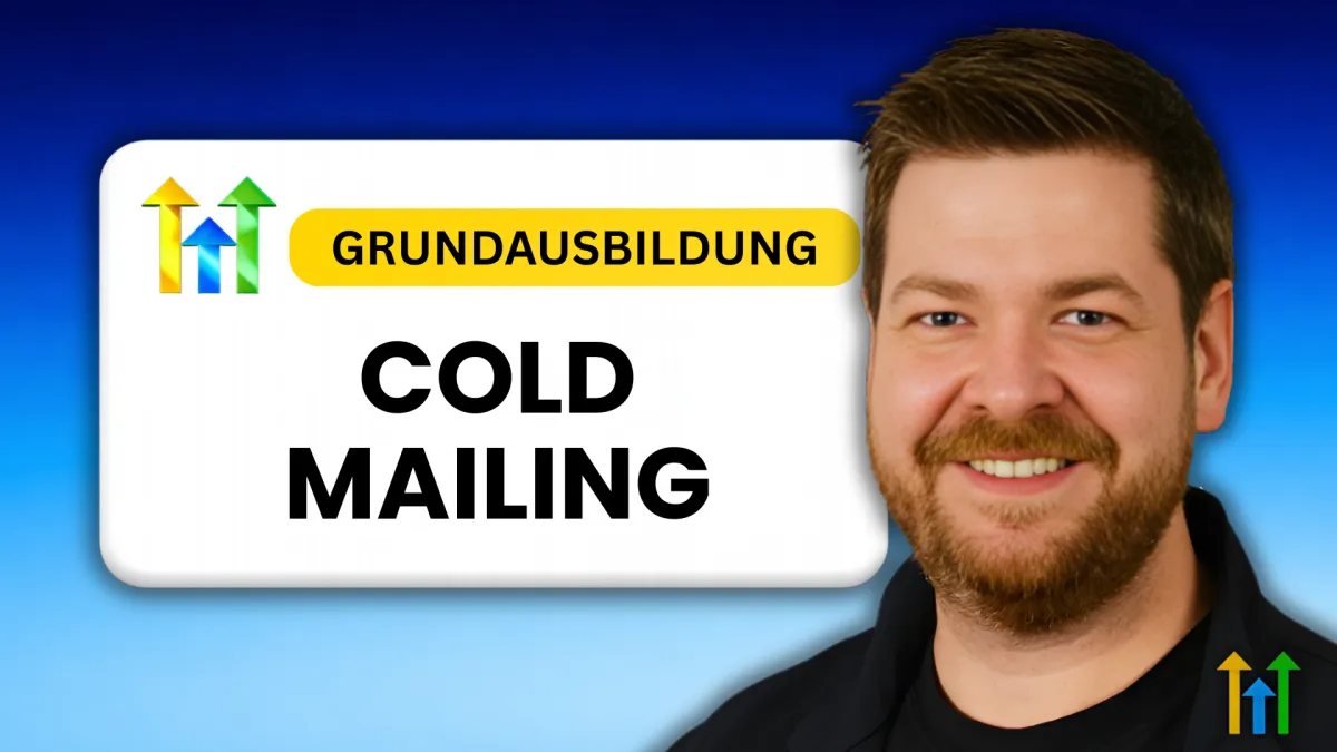Thumbnail mit der Aufschrift „Grundausbildung Cold Mailing“, Pfeilgrafiken nach oben und einem lächelnden Mann vor blauem Hintergrund.