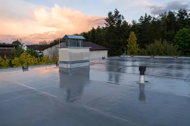 Flat roof construction with precise slope for water drainage