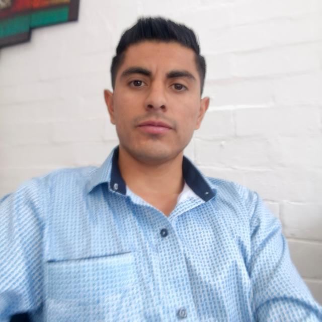 Retrato profesional de Sergio Bravo con casco en una obra en Quito