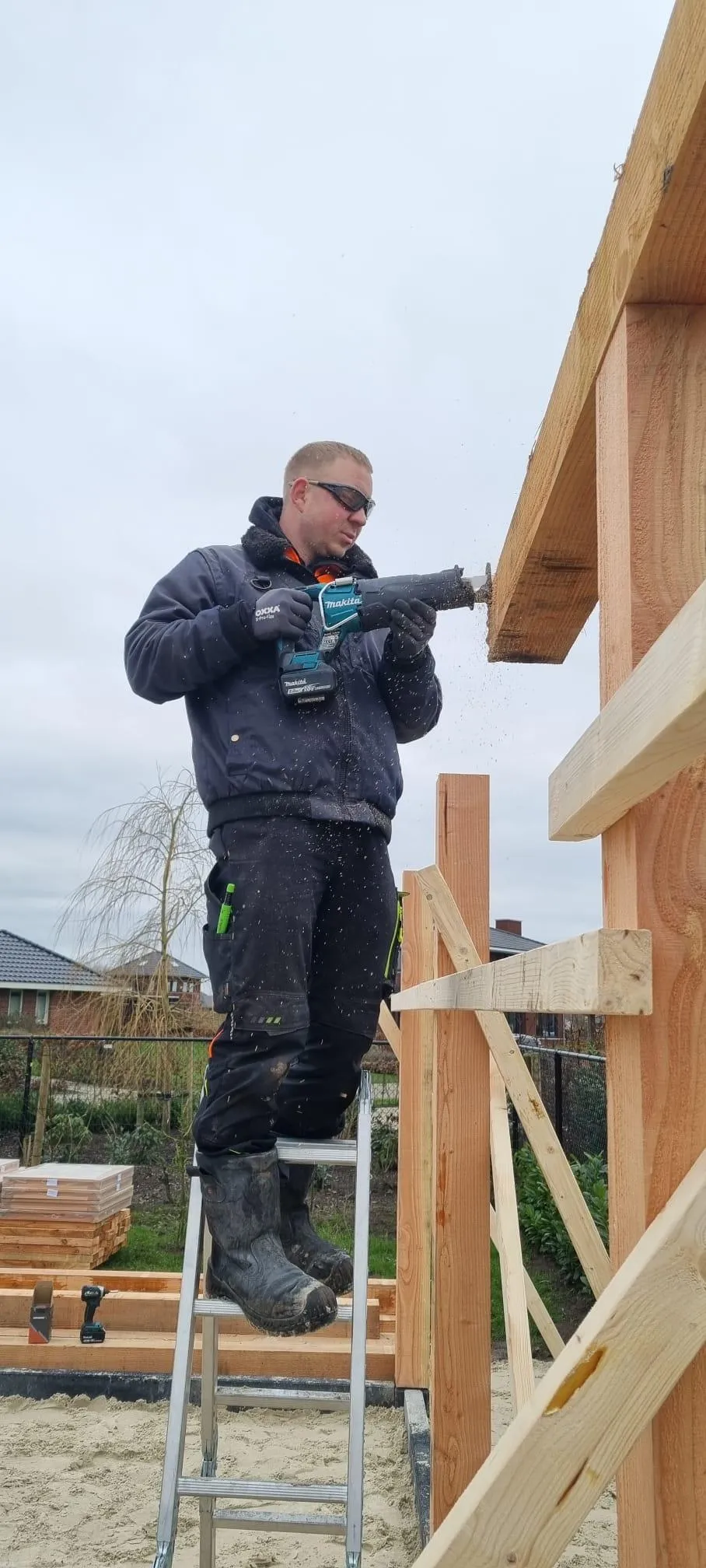 Vakmanschap in houtbouw: van blokhutten tot luxe tuinhuizen met maatwerkdetails. 🔹 Complete tuinprojecten: van grondwerk tot beplanting en duurzame afwerking. 🔹 Persoonlijk klantcontact en deskundig advies voor een uniek tuinontwerp.