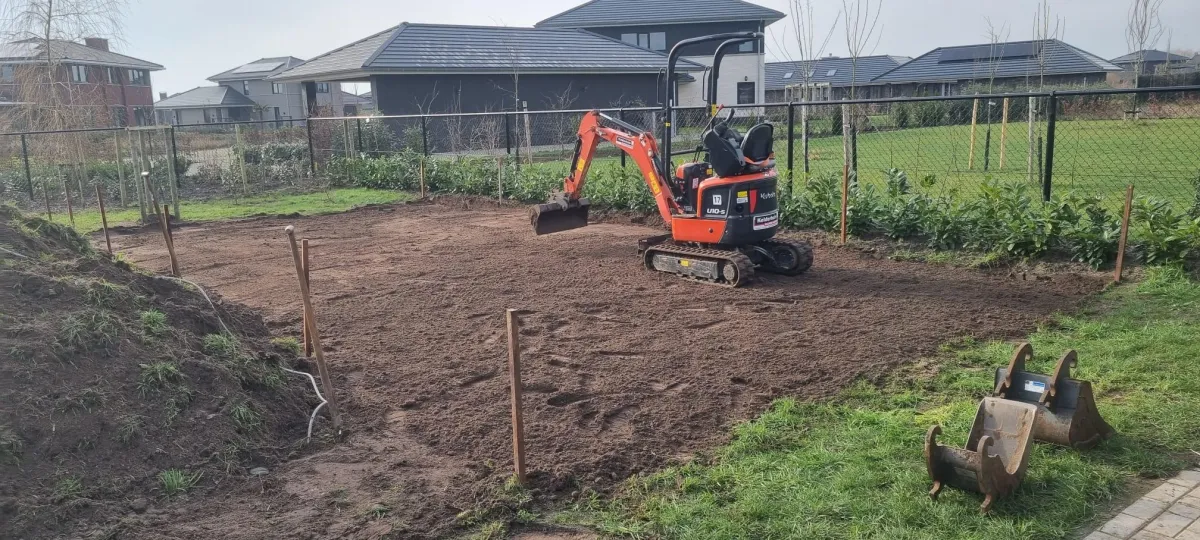 Grote Projecten, Compleet Ontzorgd 🔹 Grondwerk en fundering voor een houten buitenverblijf, professioneel aangelegd. 🔹 Houten tuinhuis in aanbouw met een stevige constructie en natuurlijke uitstraling. 🔹 Volledig afgewerkt maatwerk tuinproject met terrasoverkapping en sfeerverlichting.