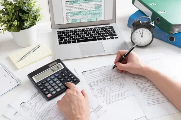 Experienced bookkeeper reconciling accounts in Washington