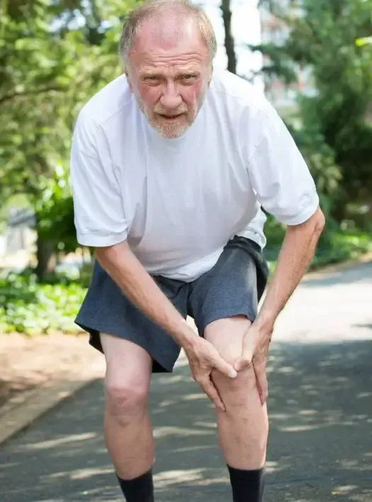 man with knee pain chiropractor in Tupelo, MS.
