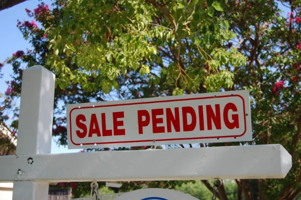 Real estate sign with 'Sale Pending' rider in front of a South Florida home listed by Hansel Duran - Realtor at LoKation
