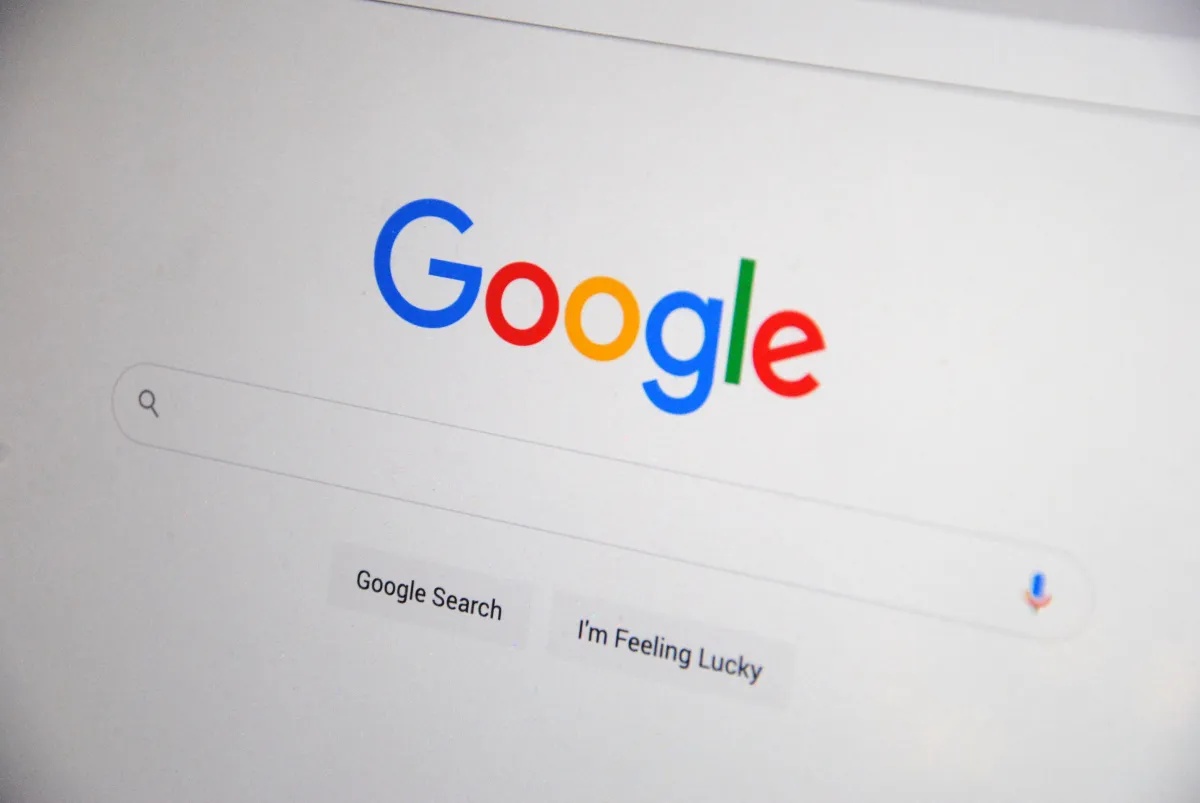 Google search homepage highlighting the need to compare IT search results beyond the top link