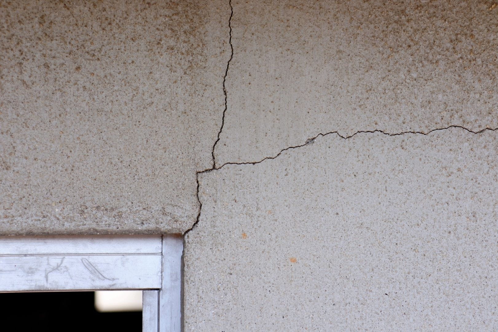 Fissure structurelle importante sur un mur de façade extérieur nécessitant un diagnostic et une réparation de maçonnerie à Dreux.