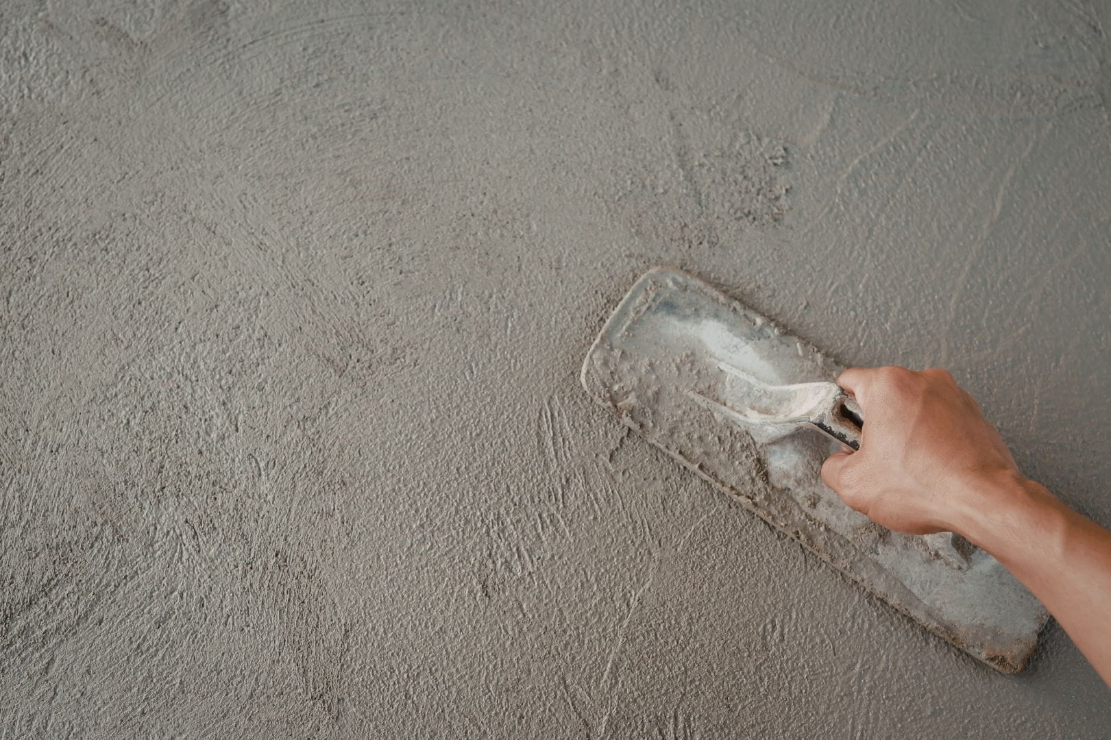 Application soignée d'enduit et crépi de protection sur la façade d'une maison individuelle à Dreux.