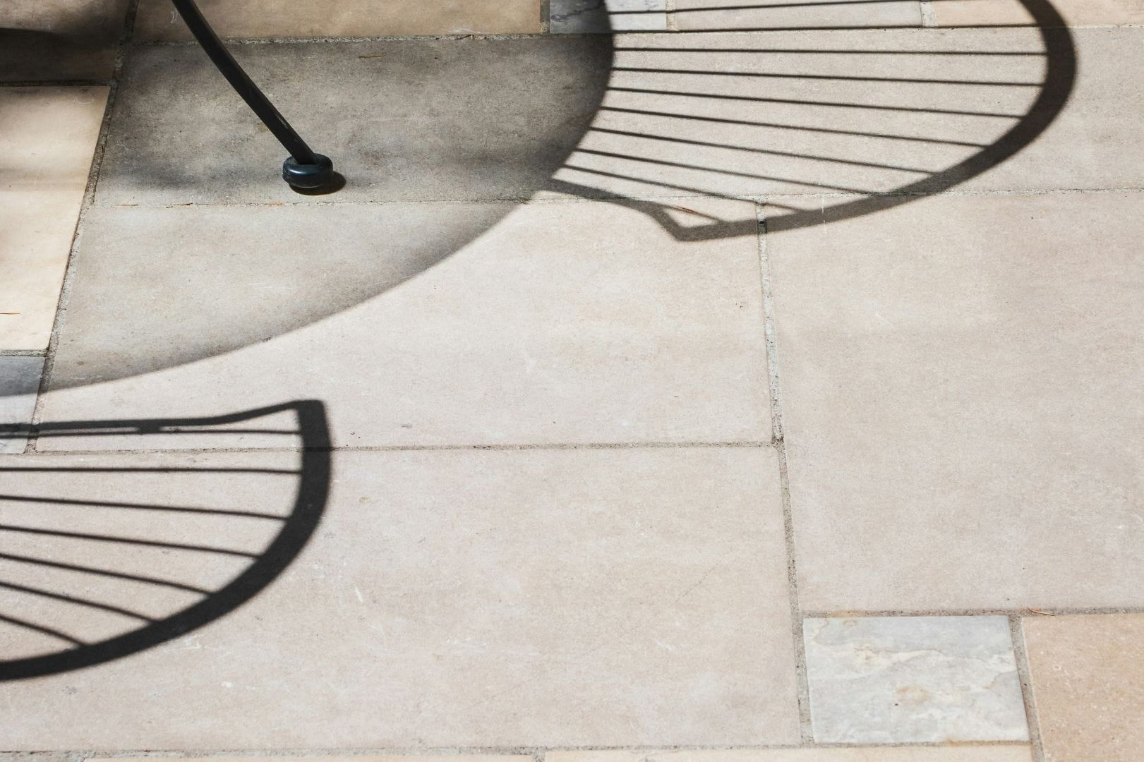 Dallage extérieur en pierre naturelle posé sur une terrasse pour un rendu haut de gamme et durable.
