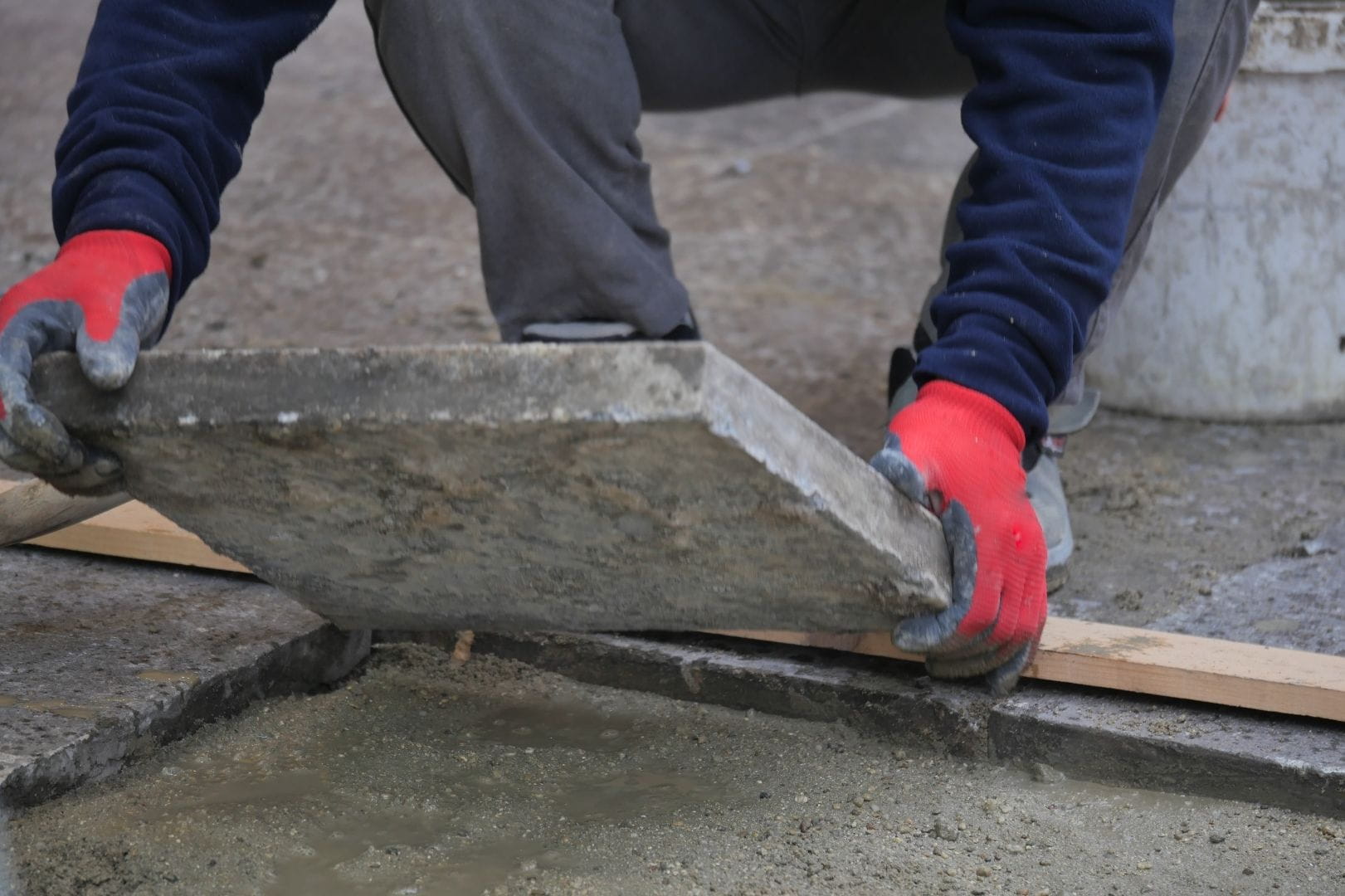 Finition et lissage d'une dalle de béton fraîchement coulée pour un garage à Dreux