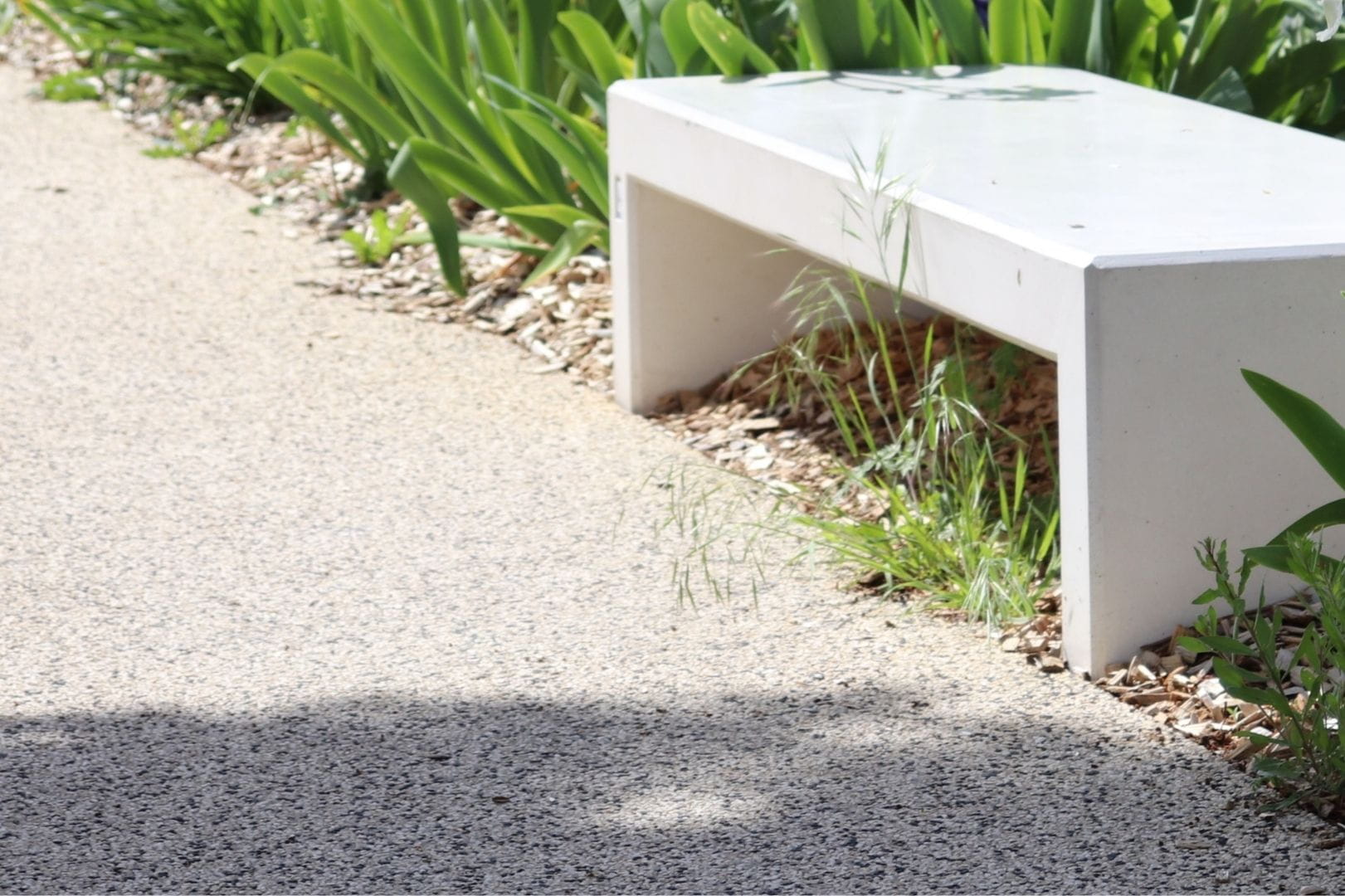 Allée de garage en béton désactivé avec gravillons apparents réalisée à Dreux