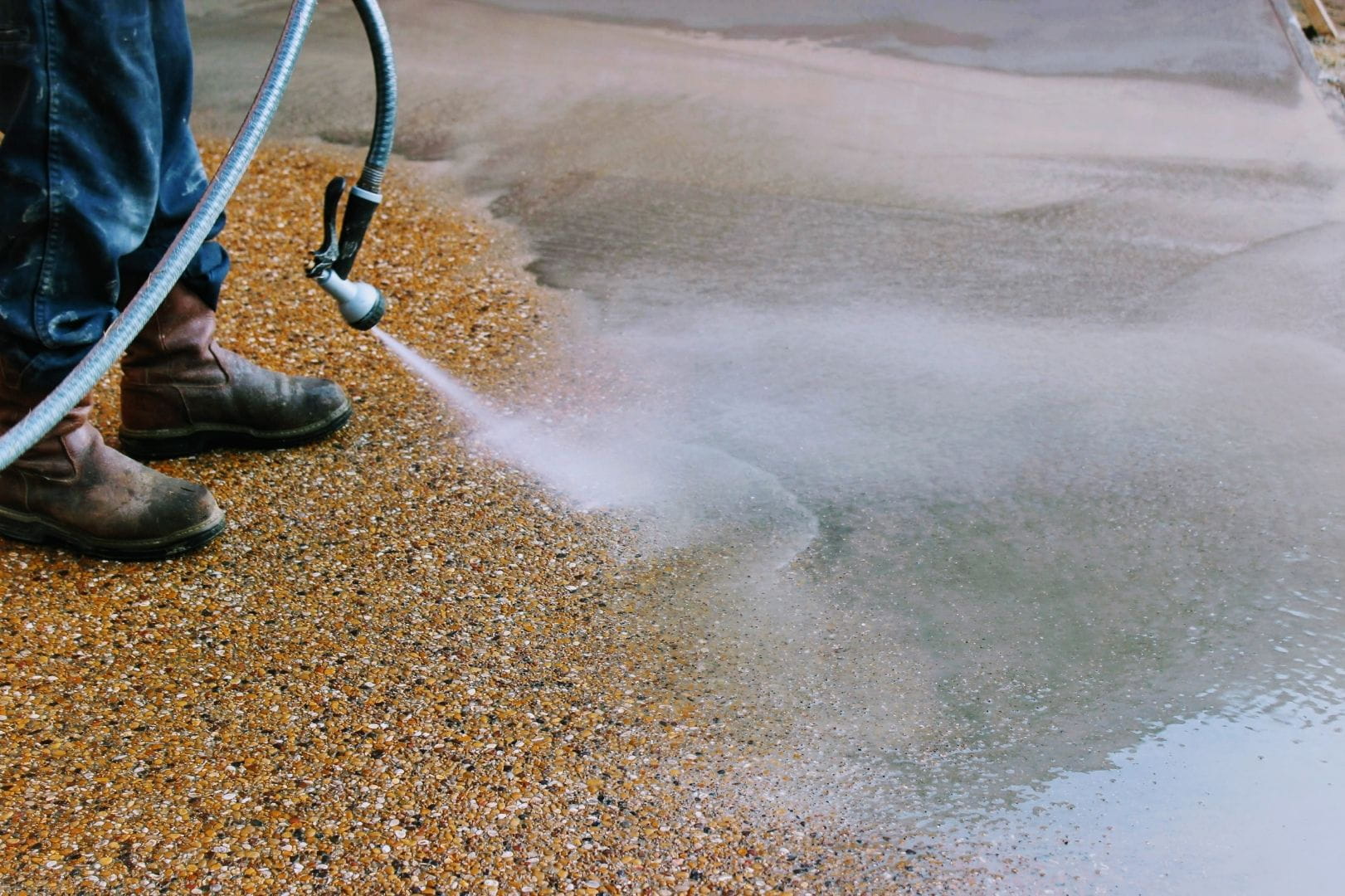 Nettoyage haute pression d'un béton désactivé pour révéler les gravillons à Dreux