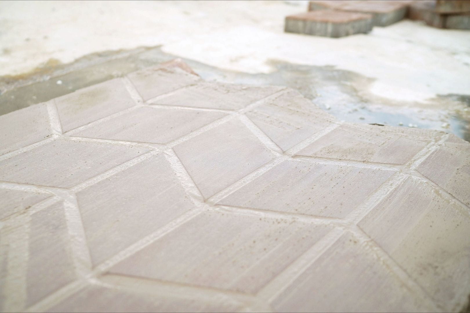 Pose de pavés en pierre naturelle pour une allée de jardin à Dreux