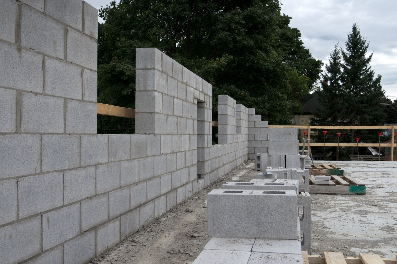 Construction d'un mur de clôture en parpaings avec fondations solides à Dreux