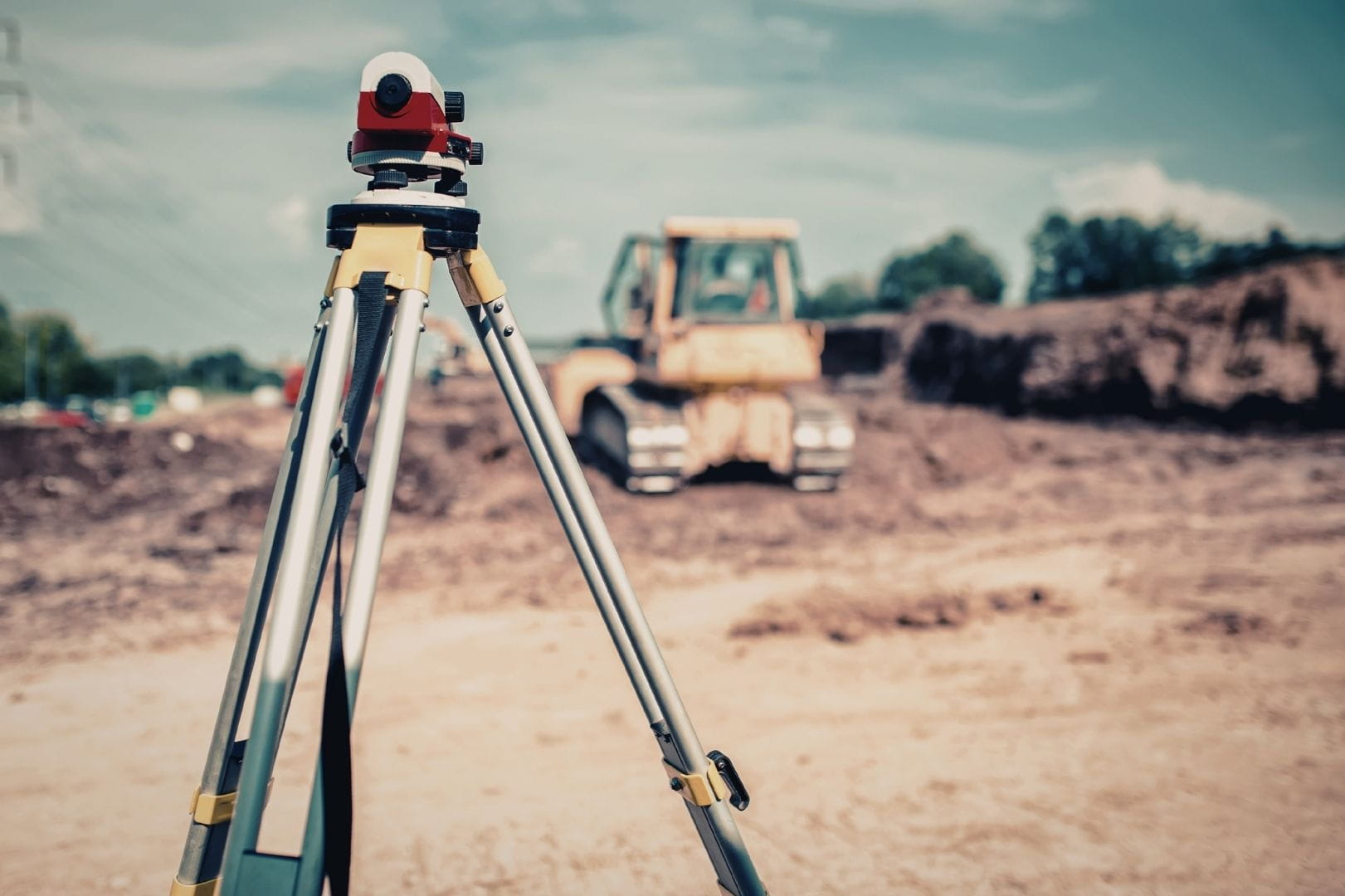 Évacuation de terre et préparation de fond de forme pour une cour à Dreux