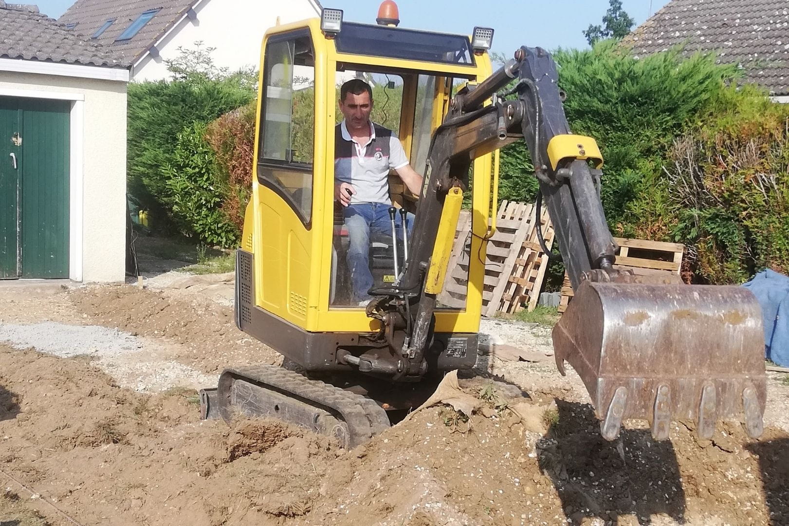 Travaux de décaissement et nivellement de terrain avec mini-pelle à Dreux