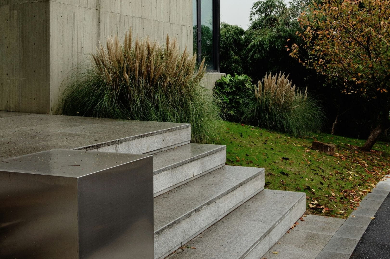 Coffrage professionnel et ferraillage avant le coulage d'un escalier de jardin à Dreux