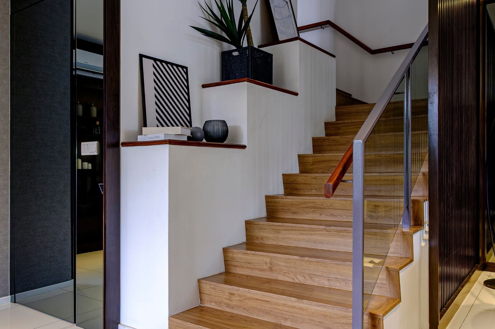 Pose de carrelage et nez de marche sur un escalier extérieur à Dreux