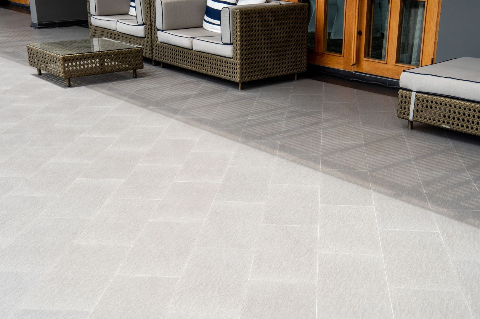 Finition des joints de carrelage extérieur sur une grande terrasse à Dreux