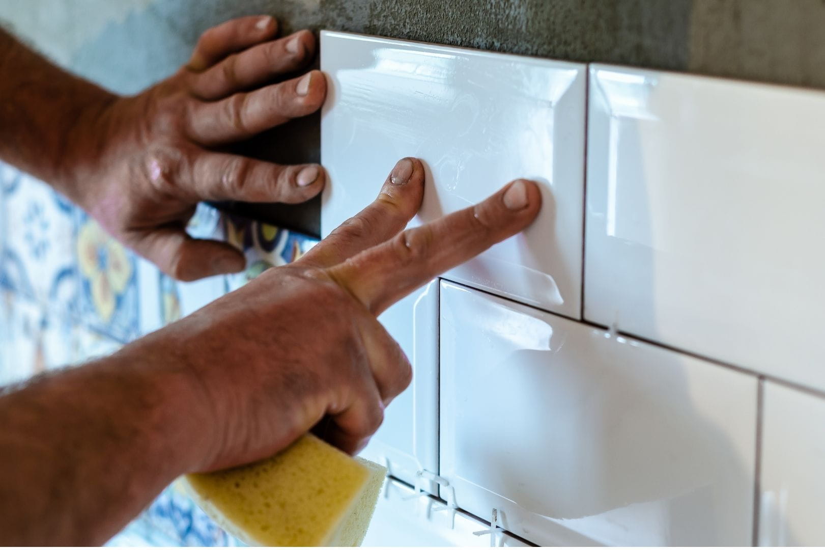 Détail des finitions et joints fins sur une pose de faïence murale à Dreux