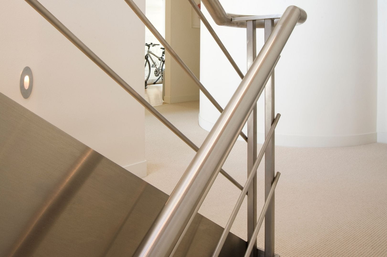 Fixation de main courante et garde-corps en inox par un artisan à Dreux