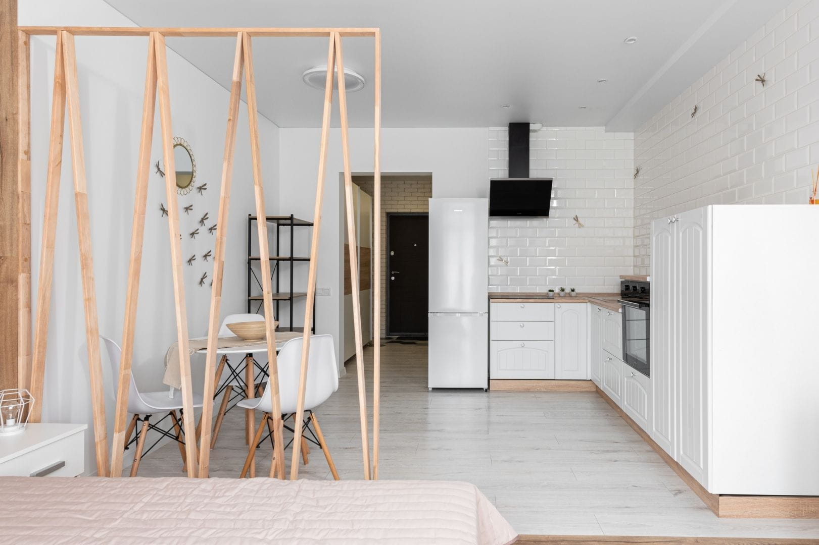 Pose de claustras décoratifs en aluminium gris anthracite par un artisan à Dreux