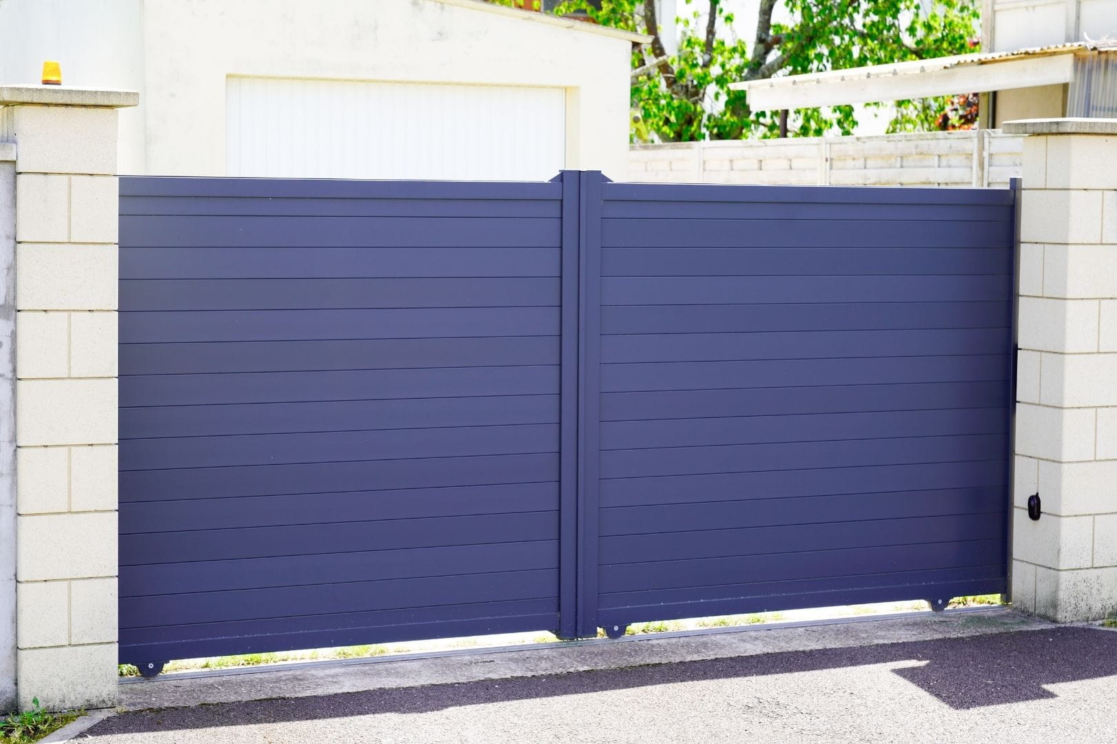 Finition et lissage d'un pilier de clôture maçonné par un artisan à Dreux