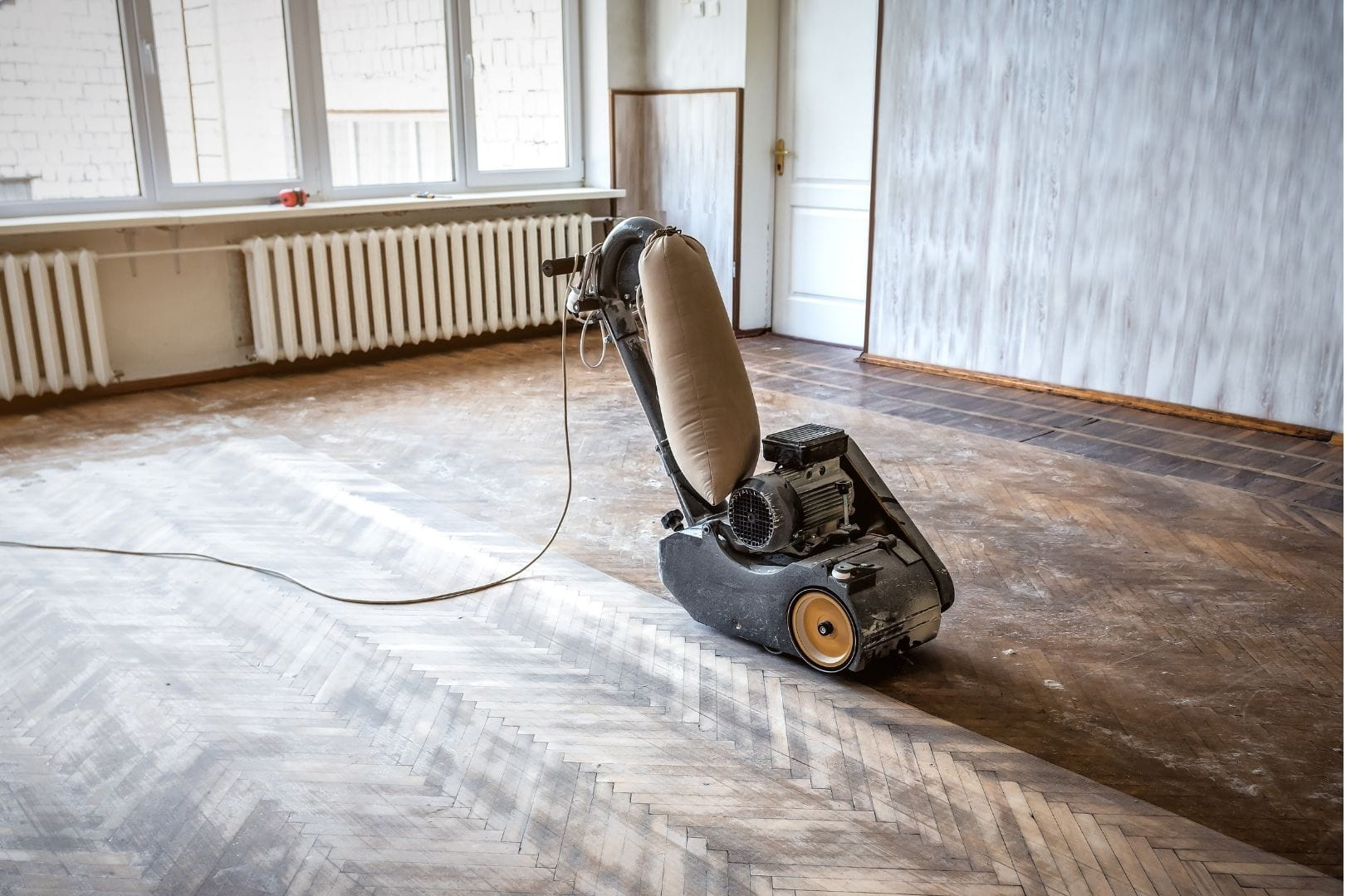 Gros plan sur le bois brut après le ponçage d'un parquet en chêne à Dreux