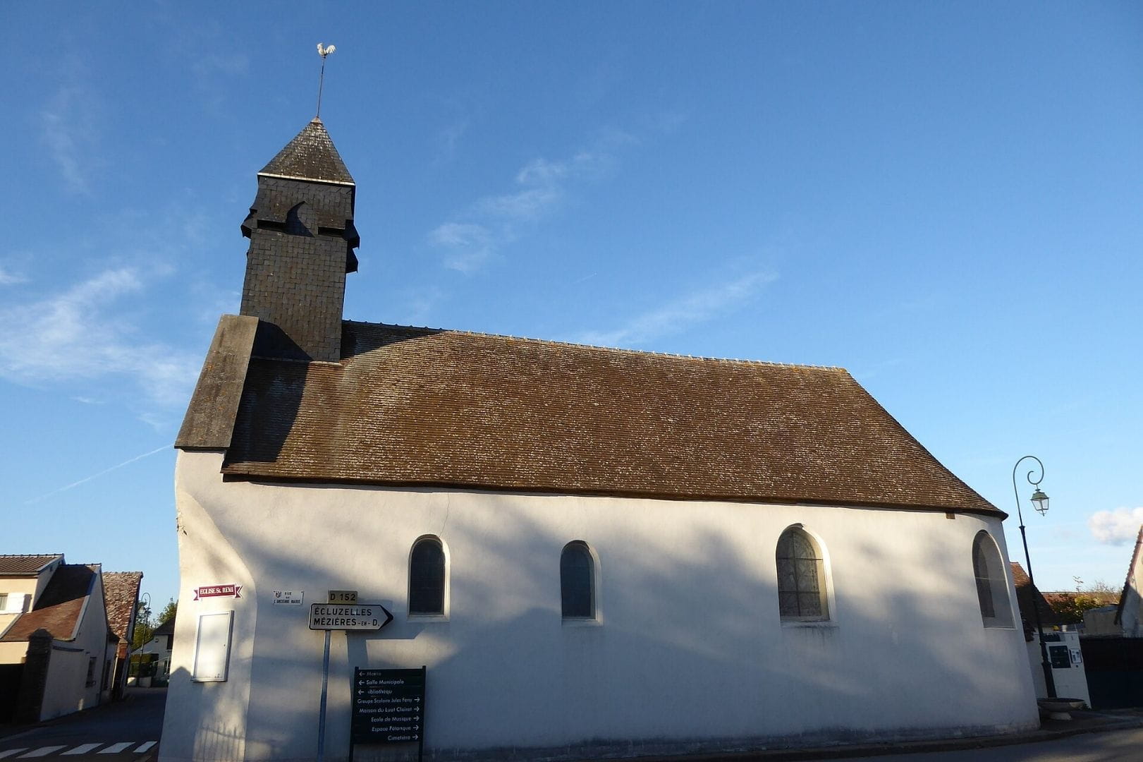 Église Saint-Clair de Luray (28) sous un ciel bleu, bâtiment emblématique du patrimoine local.