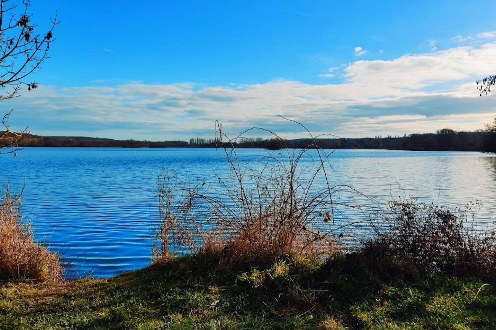 Vue paisible sur le Plan d'eau de Mézières-Écluzelles, site naturel emblématique de Mézières-en-Drouais.