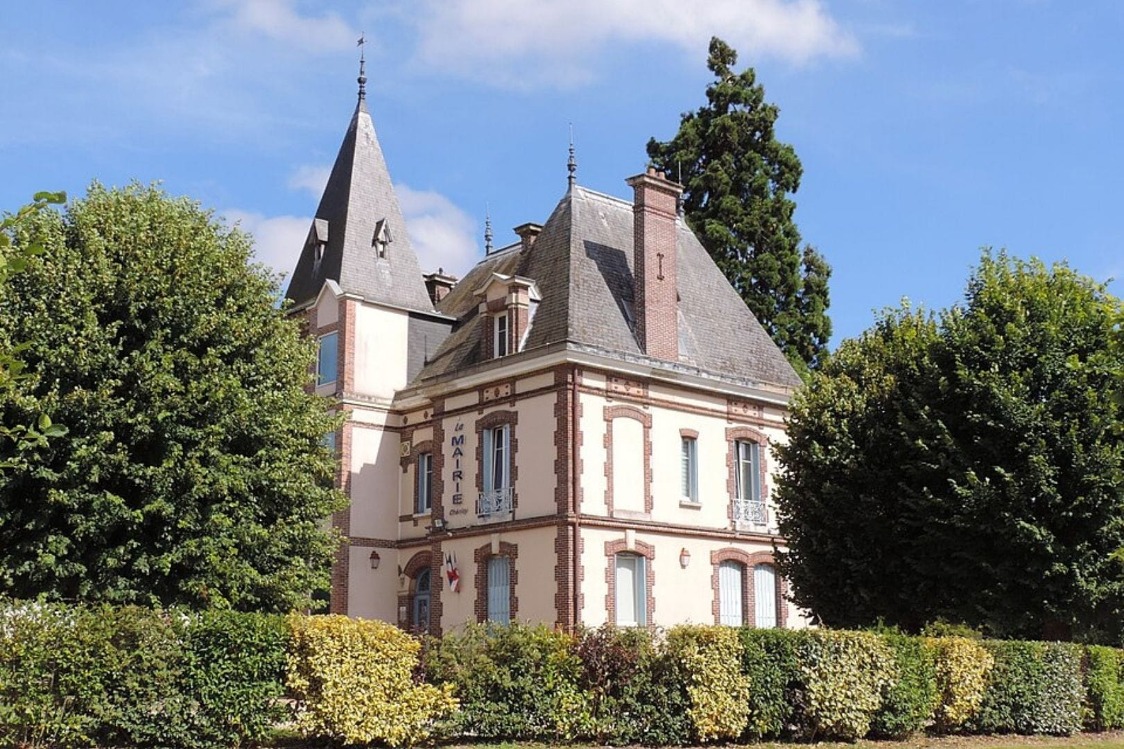 Façade de la Mairie de Cherisy, bâtiment historique en brique et pierre avec toiture en ardoise.