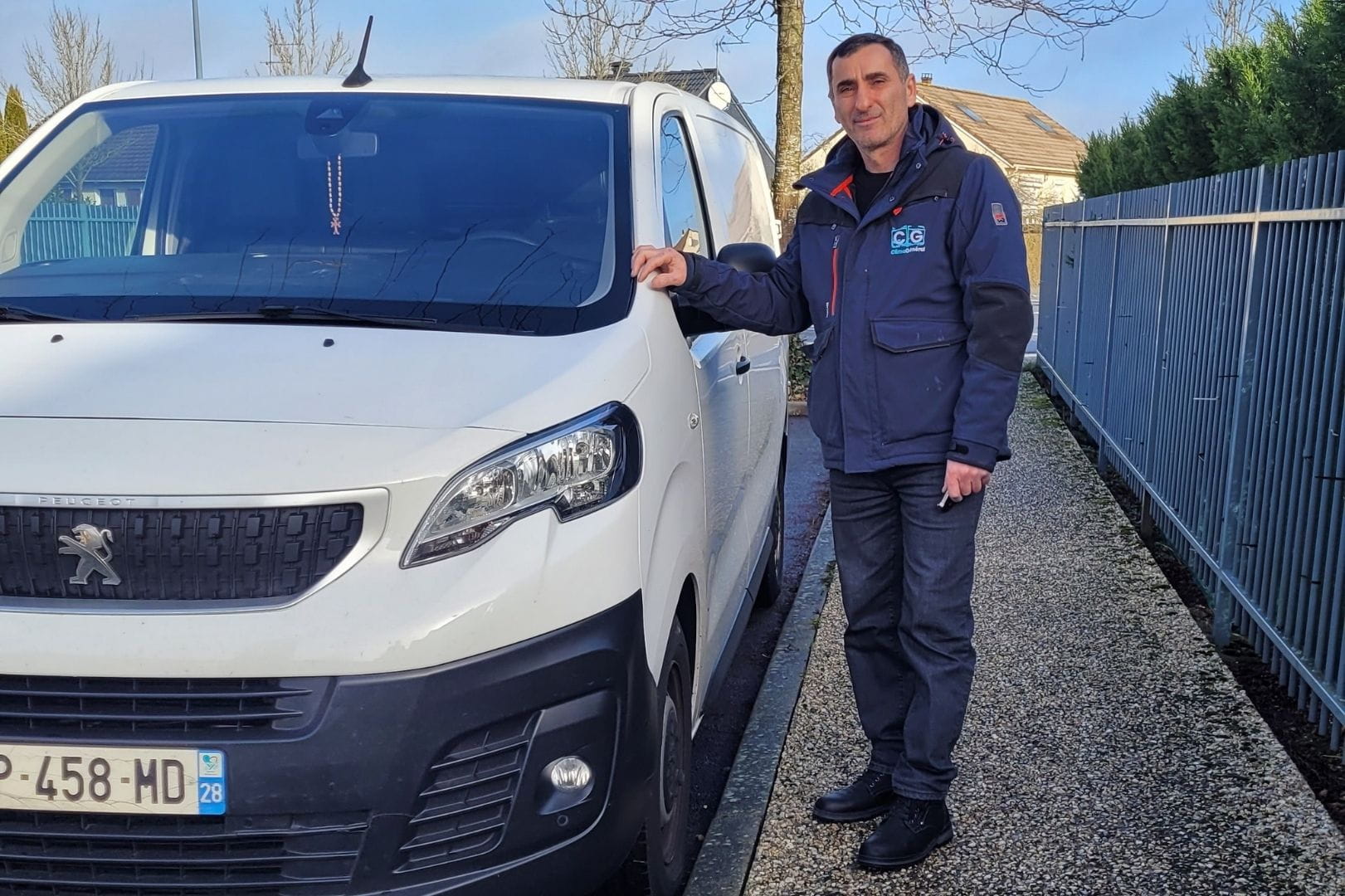 Armen, artisan maçon à Dreux, devant son véhicule utilitaire d'intervention en Eure-et-Loir (28)