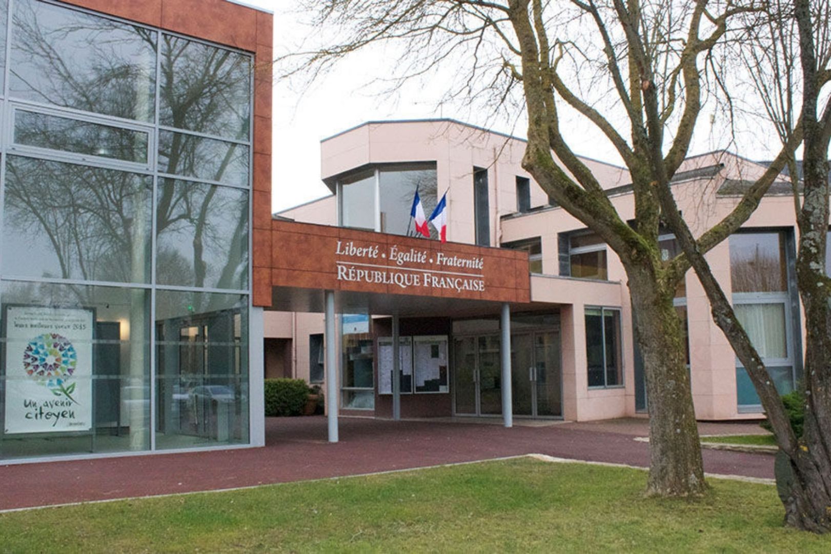 Façade moderne de la Mairie de Vernouillet (28) illustrant l'architecture locale et l'environnement urbain.