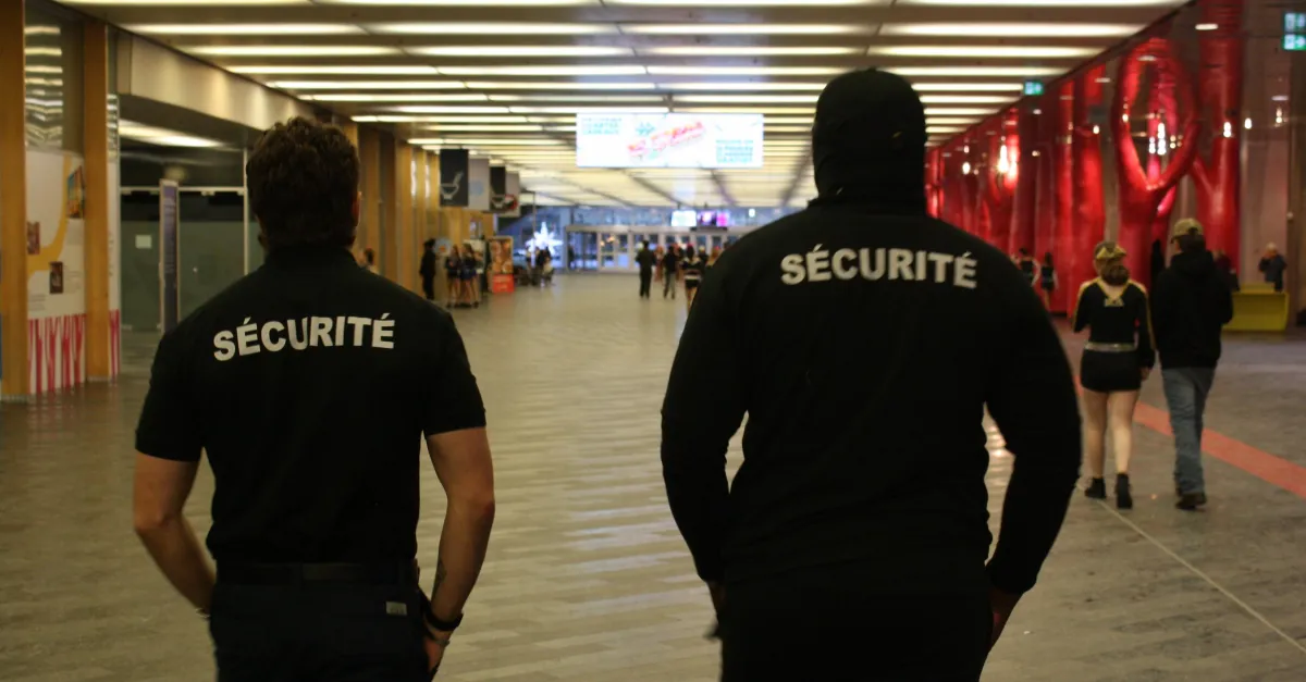 Agent de sécurité privée à Montréal en uniforme – Gotham Sécurité
