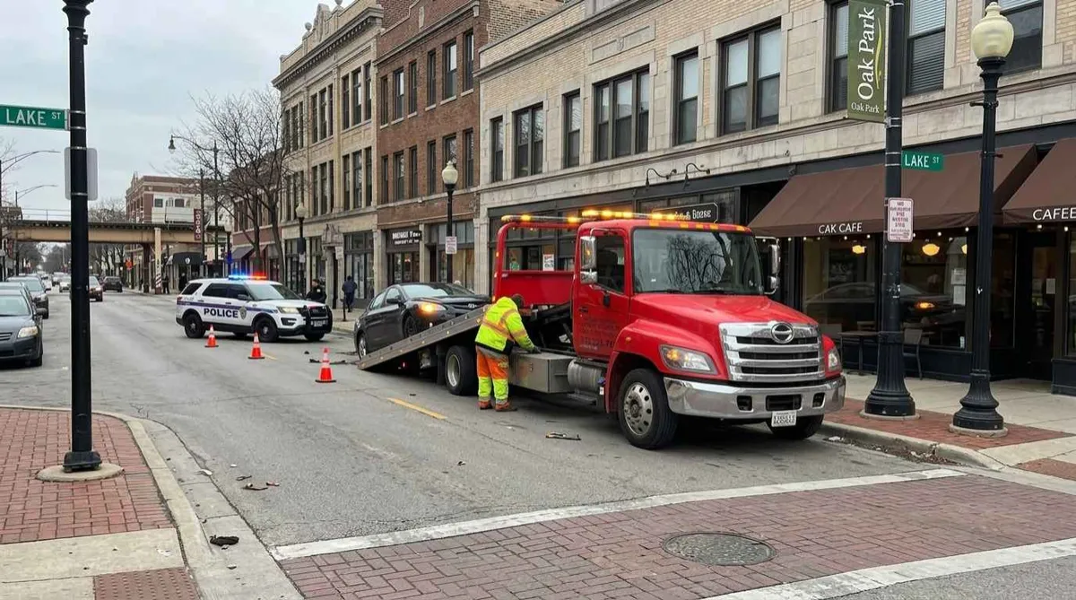 Flatbed tow truck providing emergency towing near Lake Street in Oak Park, Illinois